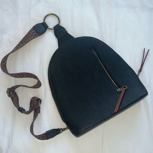 UNIVERSAL THREAD. SLING PACK ZIP CLOSURE.